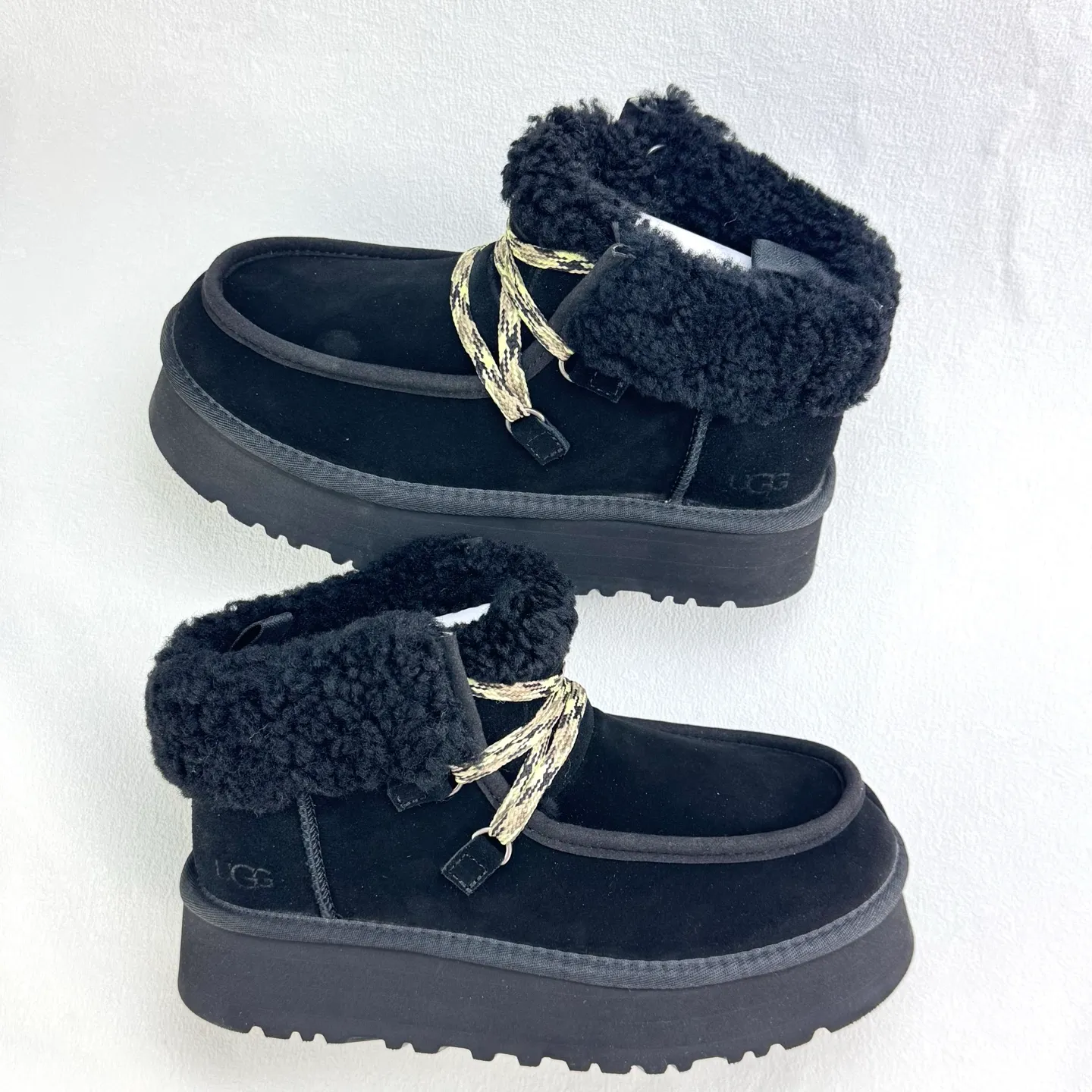 Self-pickup 💰560 Ugg Fukala lace-up boots 3954 The official website's main recommendation. A must-have for Maillard in autumn and winter. Every color matches well. The shape is super positive. The soles are increased by 3.8cm. Perfectly modifying the leg shape. Simple and elegant style. Must be arranged! size：35-40